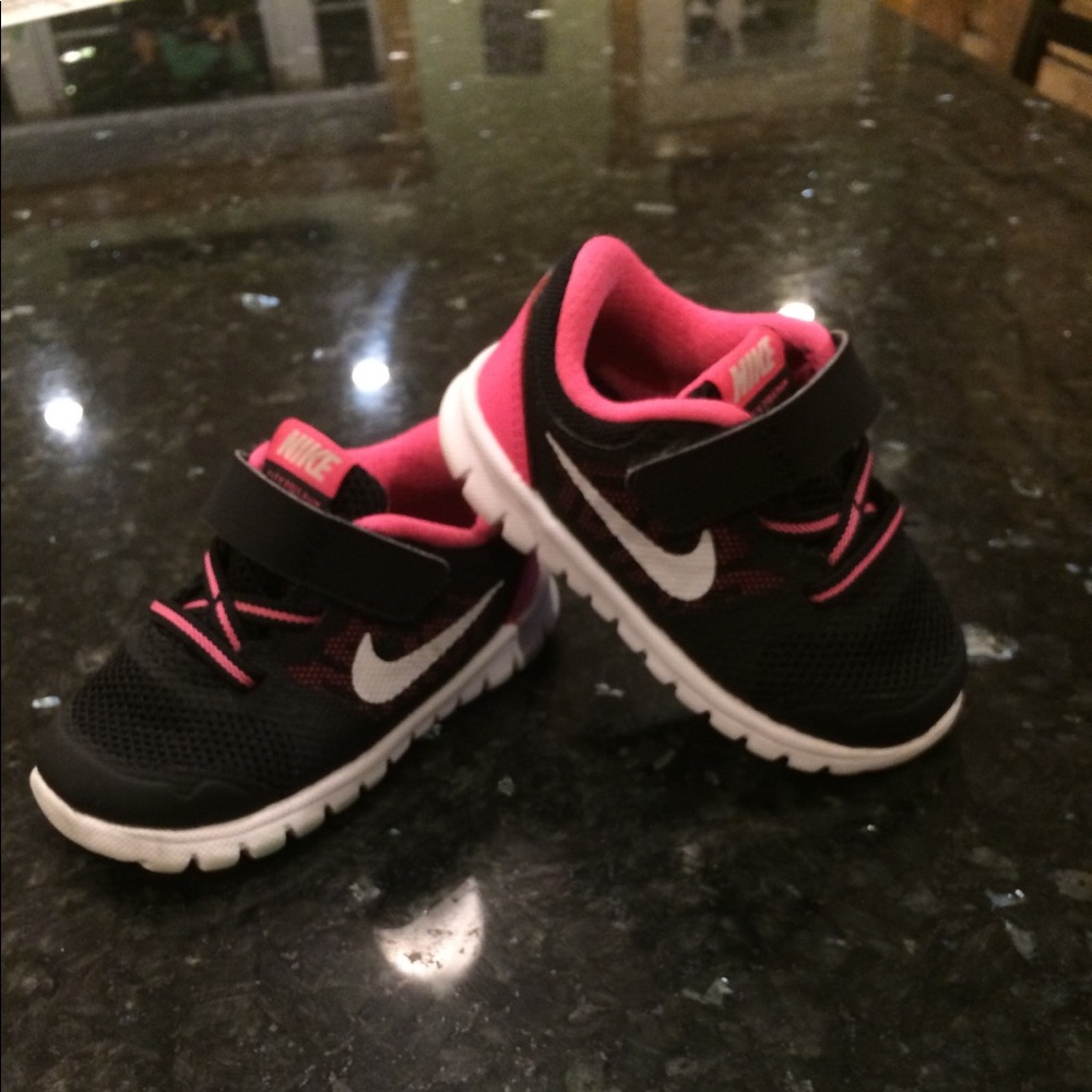 Toddler girl Nike free run size 5